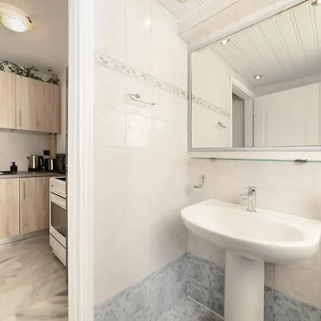 Apartment 5, Unique Location - Sea View *